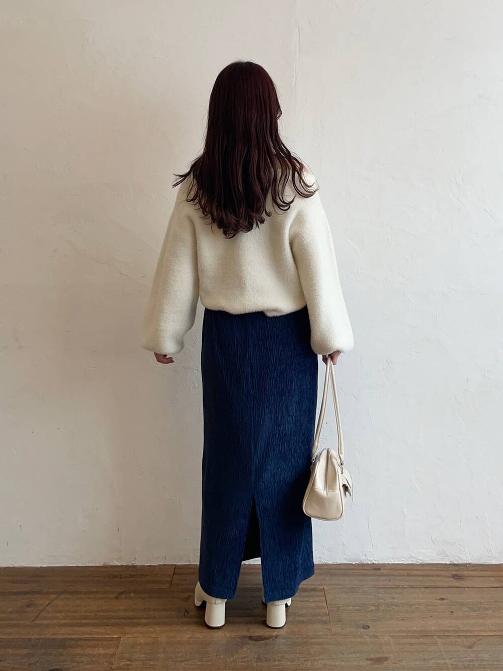 「フェミニン、低身長、モテ、デート/ロマンティック、mysty woman、ニット、ロングスカート、ブーツ、ショートブーツ」｜「mysty womanのニットストームショートブーツ　143358（ブーツ、ホワイト系）」を使った、MiOさん（レディース・155cm）の冬コーディネートの2枚目の写真