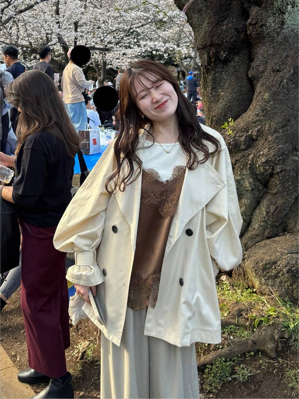 ゴールド系のボストンバッグ、ブラウン系のキャミソール、ホワイト系のスマホグッズを着用したレディースの春コーディネートの2枚目の写真