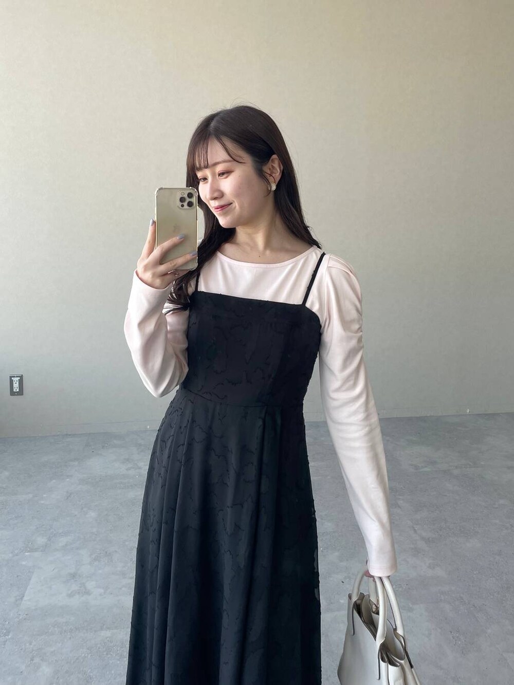 ホワイト系のショルダーバッグ、シルバー系のバレエシューズ、ピンク系のTシャツ/カットソーを着用したレディースの春コーディネートの3枚目の写真