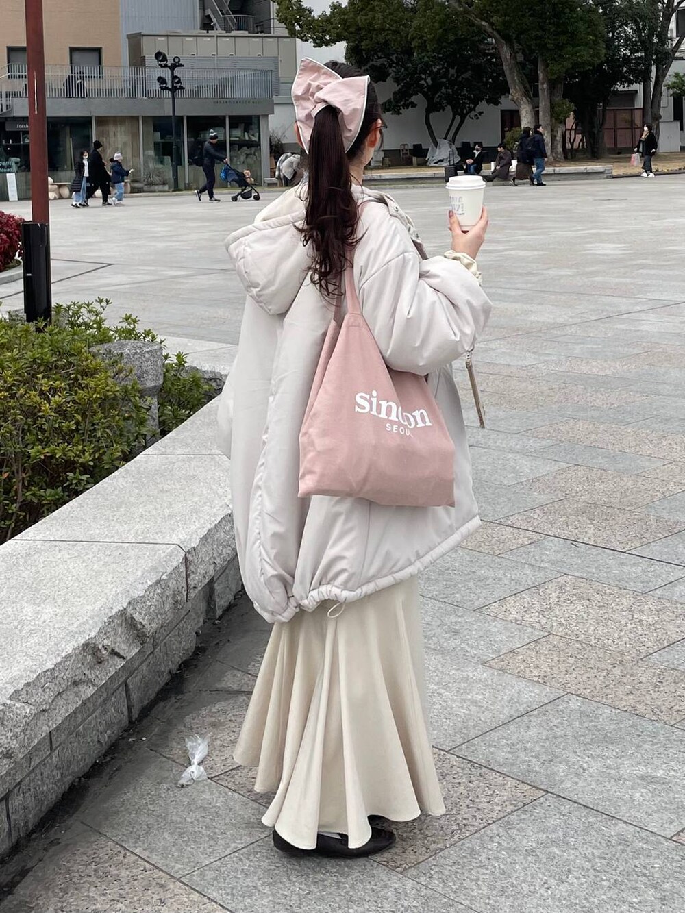 ホワイト系のシャツ/ブラウス、ホワイト系のブルゾン、ホワイト系のスカートを着用したレディースの冬コーディネートの2枚目の写真