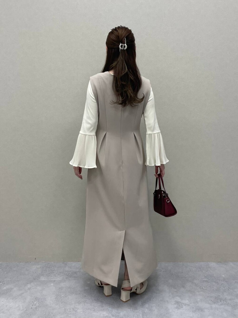 レッド系のボストンバッグ、ホワイト系のTシャツ/カットソー、グレー系のドレスを着用したレディースの夏コーディネートの2枚目の写真