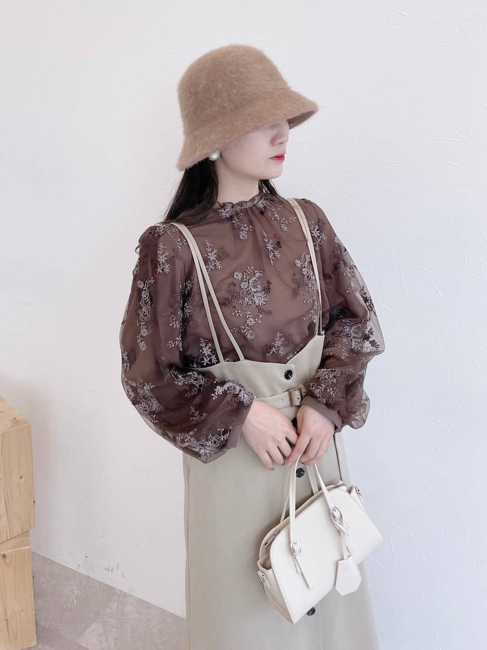 ホワイト系のボストンバッグ、ホワイト系のブーツ、ベージュ系のスカートを着用したレディースの夏コーディネートの4枚目の写真