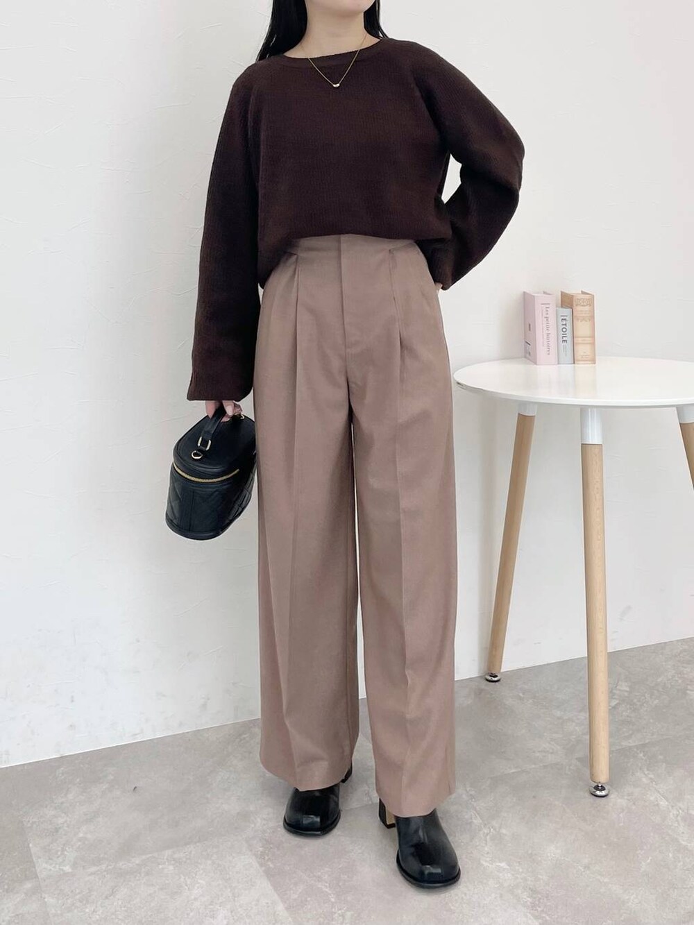 ベージュ系のその他パンツ、ブラウン系のニット/セーター、ブラック系のブーツを着用したレディースの冬コーディネートの3枚目の写真