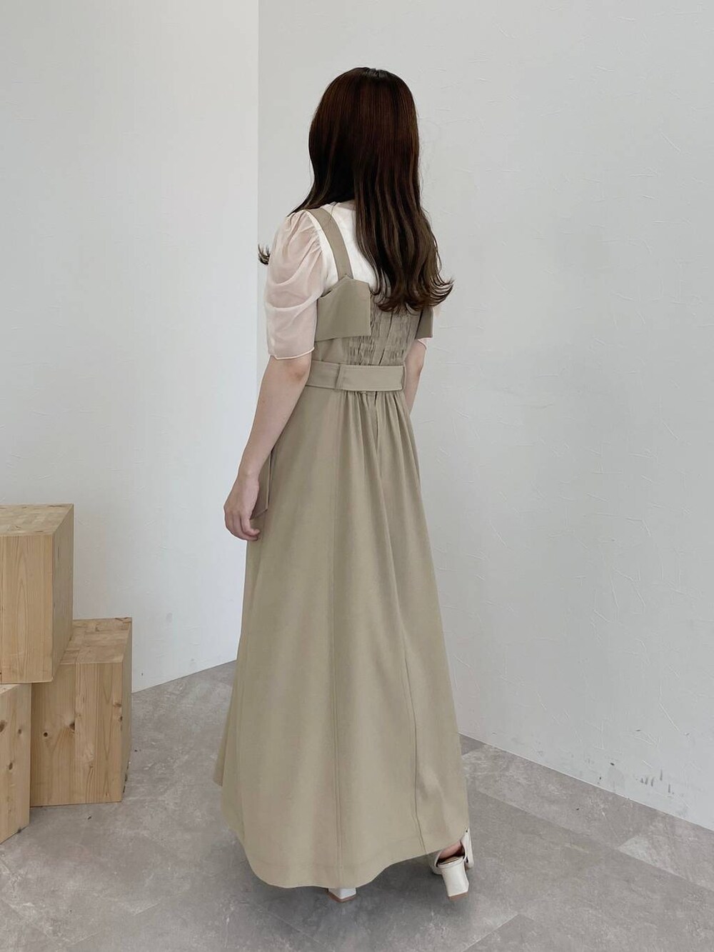 ホワイト系のTシャツ/カットソー、ホワイト系のハンドバッグ、ホワイト系のパンプスを着用したレディースの夏コーディネートの2枚目の写真
