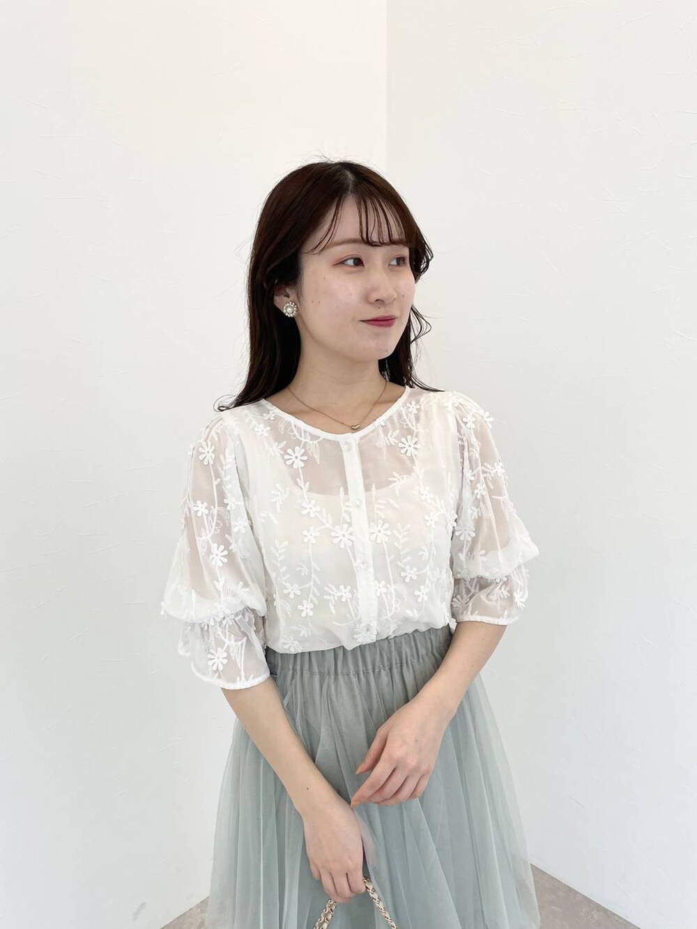 ホワイト系のシャツ/ブラウス、ホワイト系のショルダーバッグ、ホワイト系のタンクトップを着用したレディースの春コーディネートの3枚目の写真