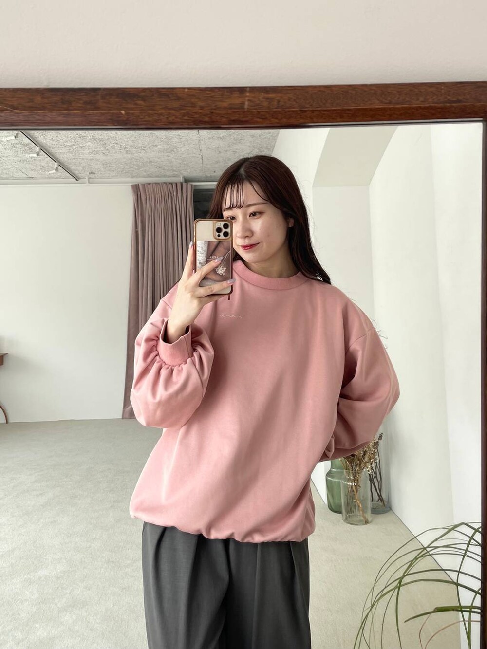 グレー系のその他パンツ、ホワイト系のショルダーバッグ、ホワイト系のブーツを着用したレディースの秋コーディネートの4枚目の写真