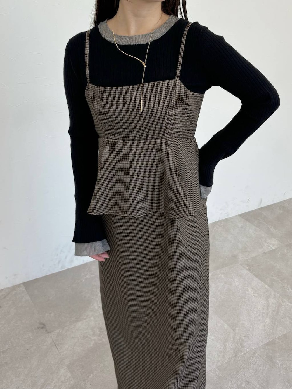 ホワイト系のブーツ、ブラウン系のワンピース、ホワイト系のハンドバッグを着用したレディースの冬コーディネートの3枚目の写真