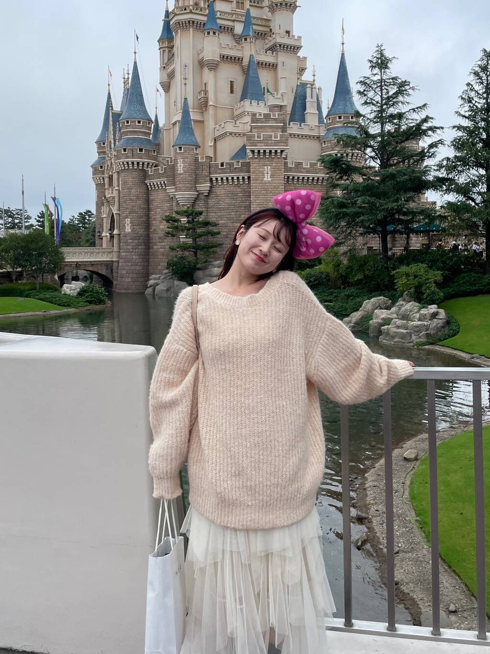 ホワイト系のカーディガン/ボレロ、ホワイト系のスカートを着用したレディースの秋コーディネートの4枚目の写真