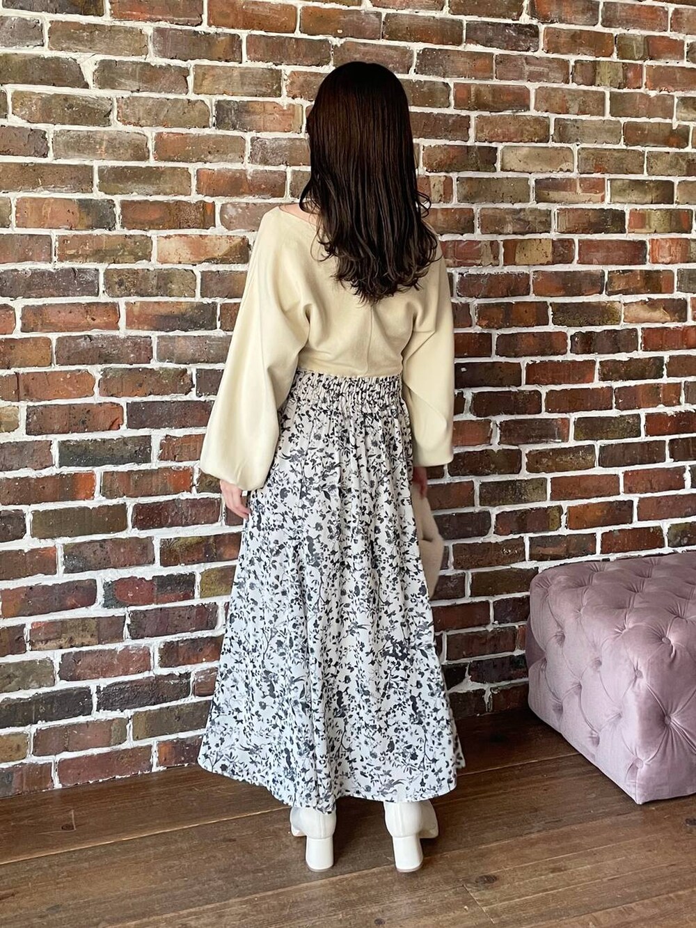 ホワイト系のブーツ、ホワイト系のハンドバッグ、ホワイト系のワンピースを着用したレディースの冬コーディネートの2枚目の写真