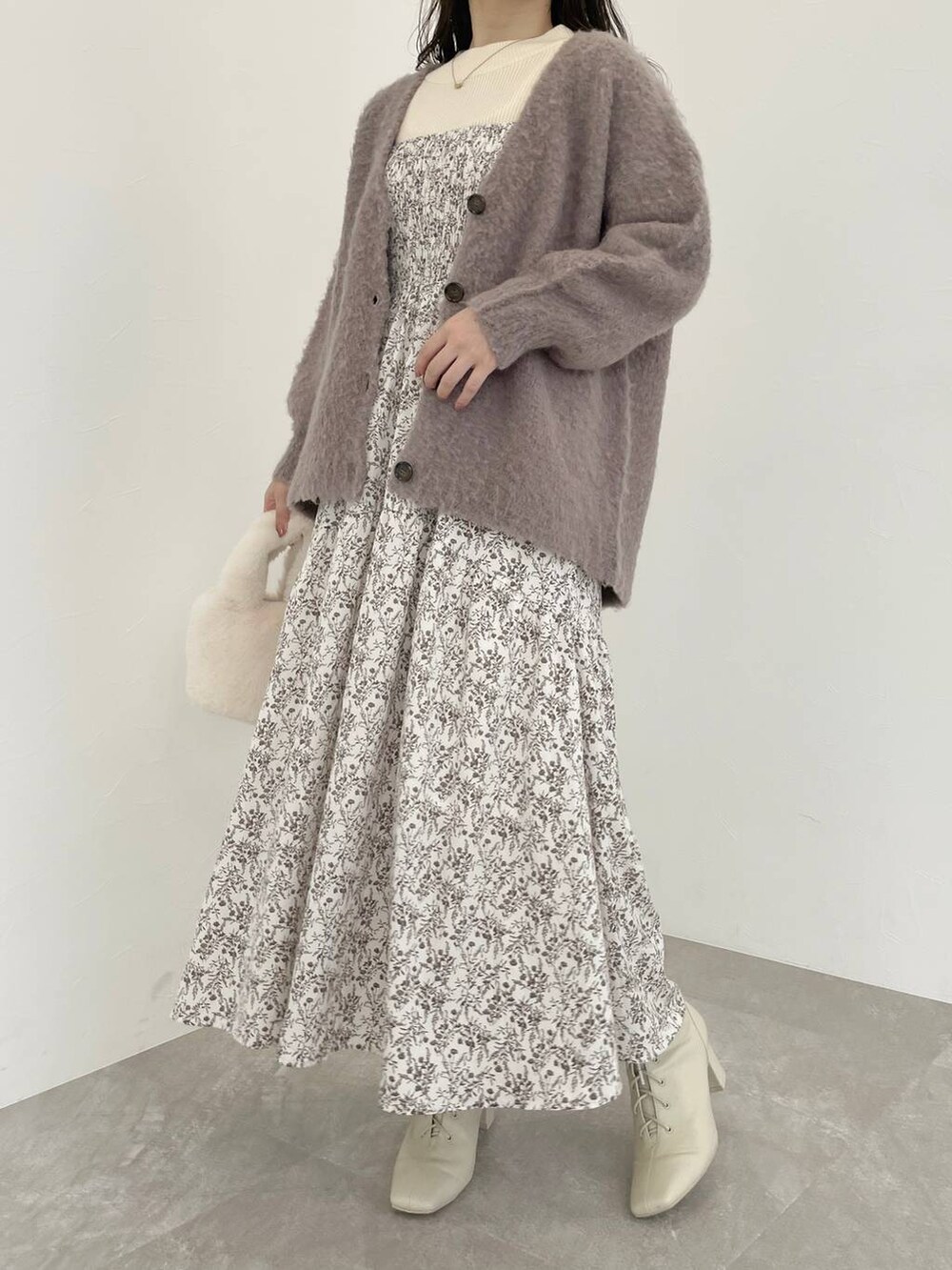 ホワイト系のブーツ、ホワイト系のニット/セーター、ブラウン系のカーディガン/ボレロを着用したレディースの秋コーディネートの4枚目の写真