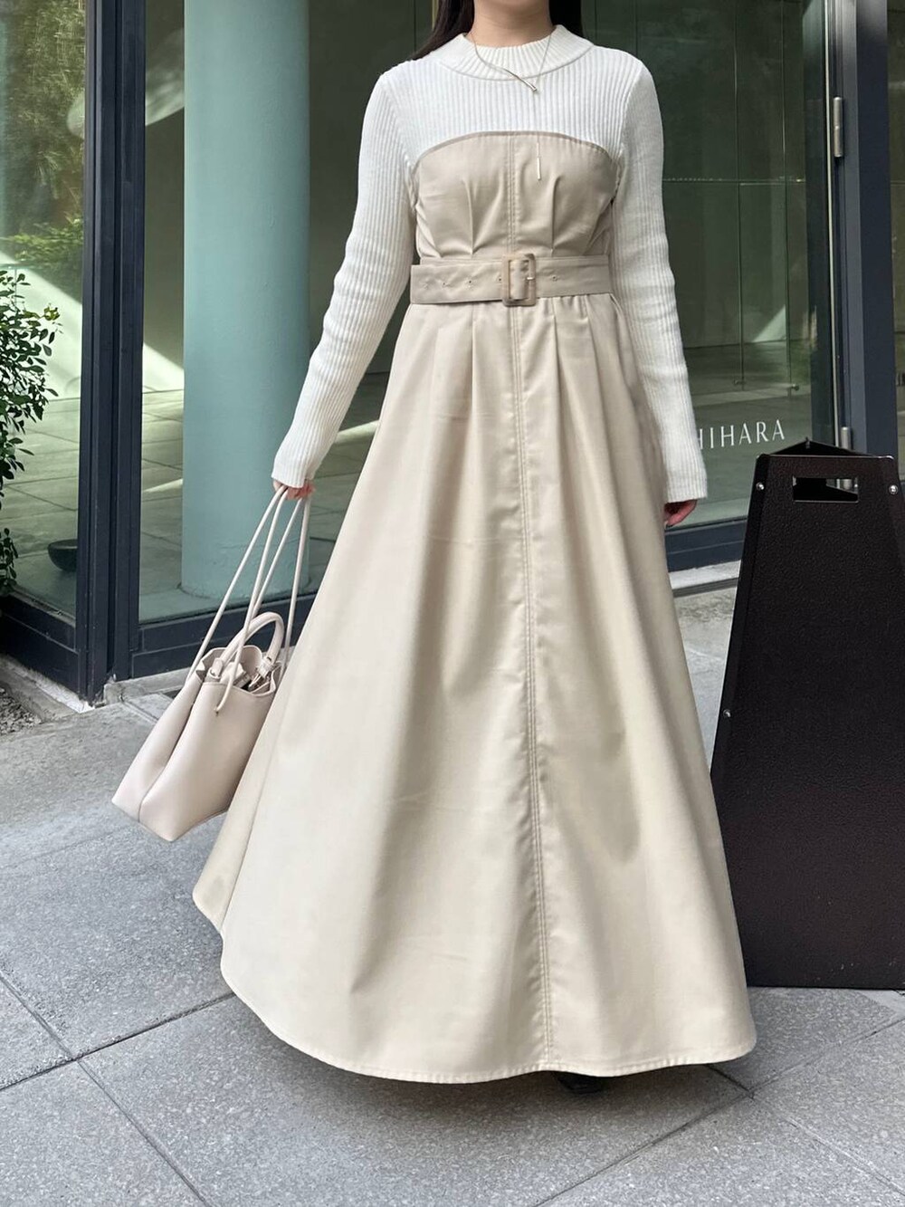 ベージュ系のワンピースを着用したレディースの冬コーディネートの5枚目の写真