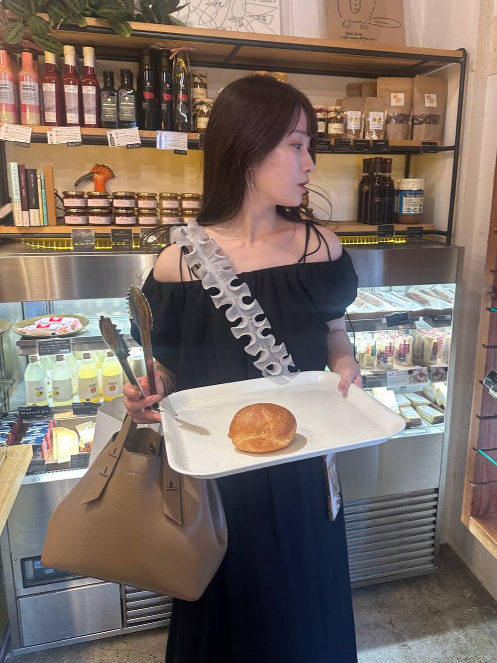 ブラック系のワンピース、グレー系のスマホグッズを着用したレディースの夏コーディネートの5枚目の写真