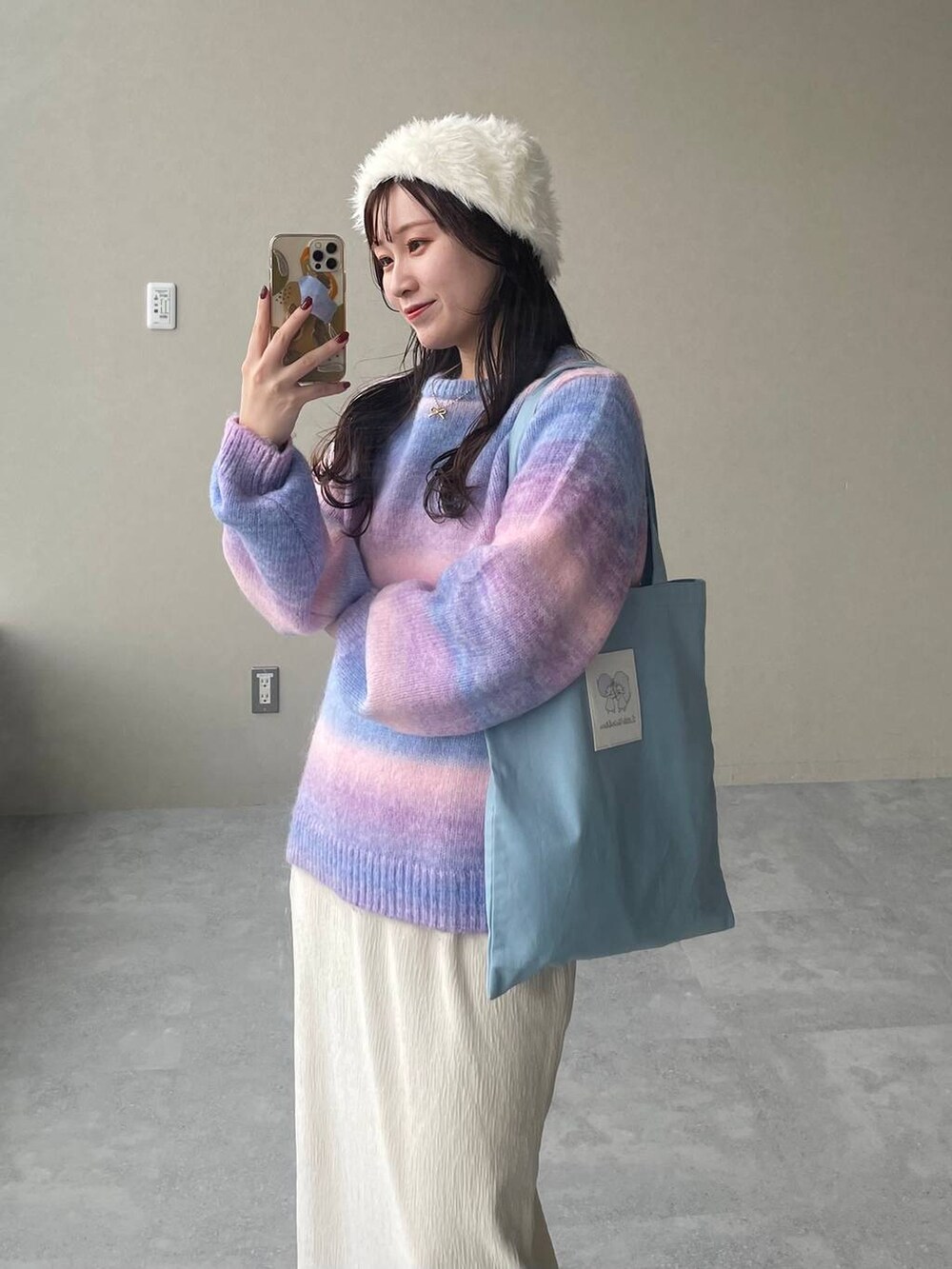 ホワイト系のブーツ、ホワイト系のスカート、ゴールド系のネックレスを着用したレディースの秋コーディネートの3枚目の写真