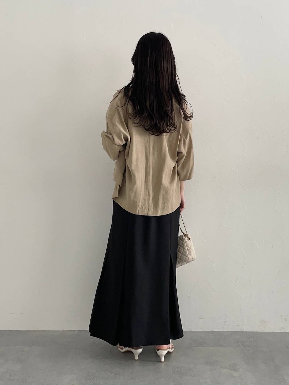 「フェミニン、低身長、モテ、デート/ロマンティック、mysty woman、ワンピース、キャミワンピース、ジャケット、サンダル、夏コーデ」｜「mysty womanのWボタンシャツジャケット　 120678（テーラードジャケット、ベージュ系）」を使った、MiOさん（レディース・155cm）の夏コーディネートの2枚目の写真