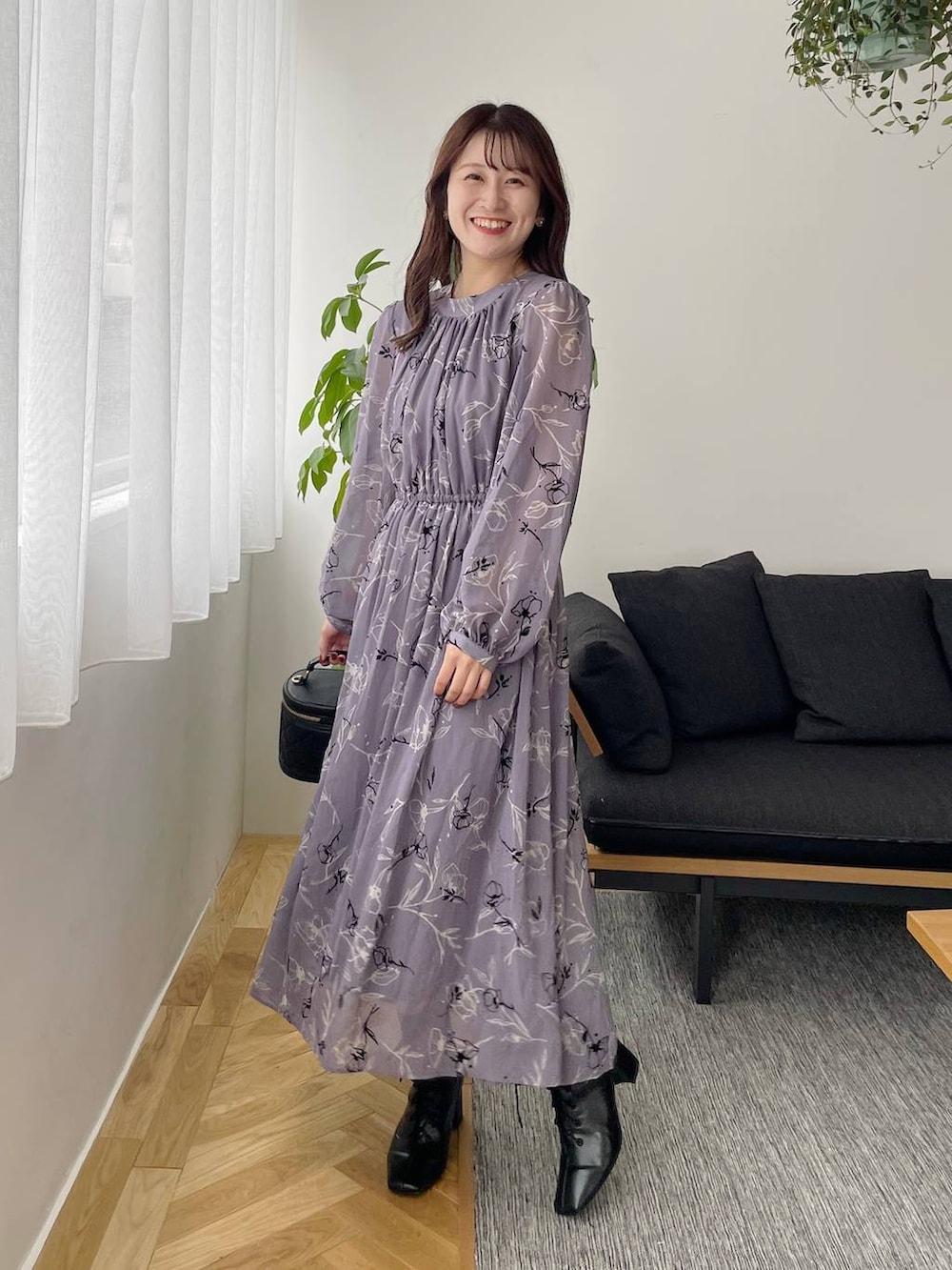 ブラック系のブーツ、ブルー系のワンピース、ブラック系のライダースジャケットを着用したレディースの秋コーディネートの4枚目の写真