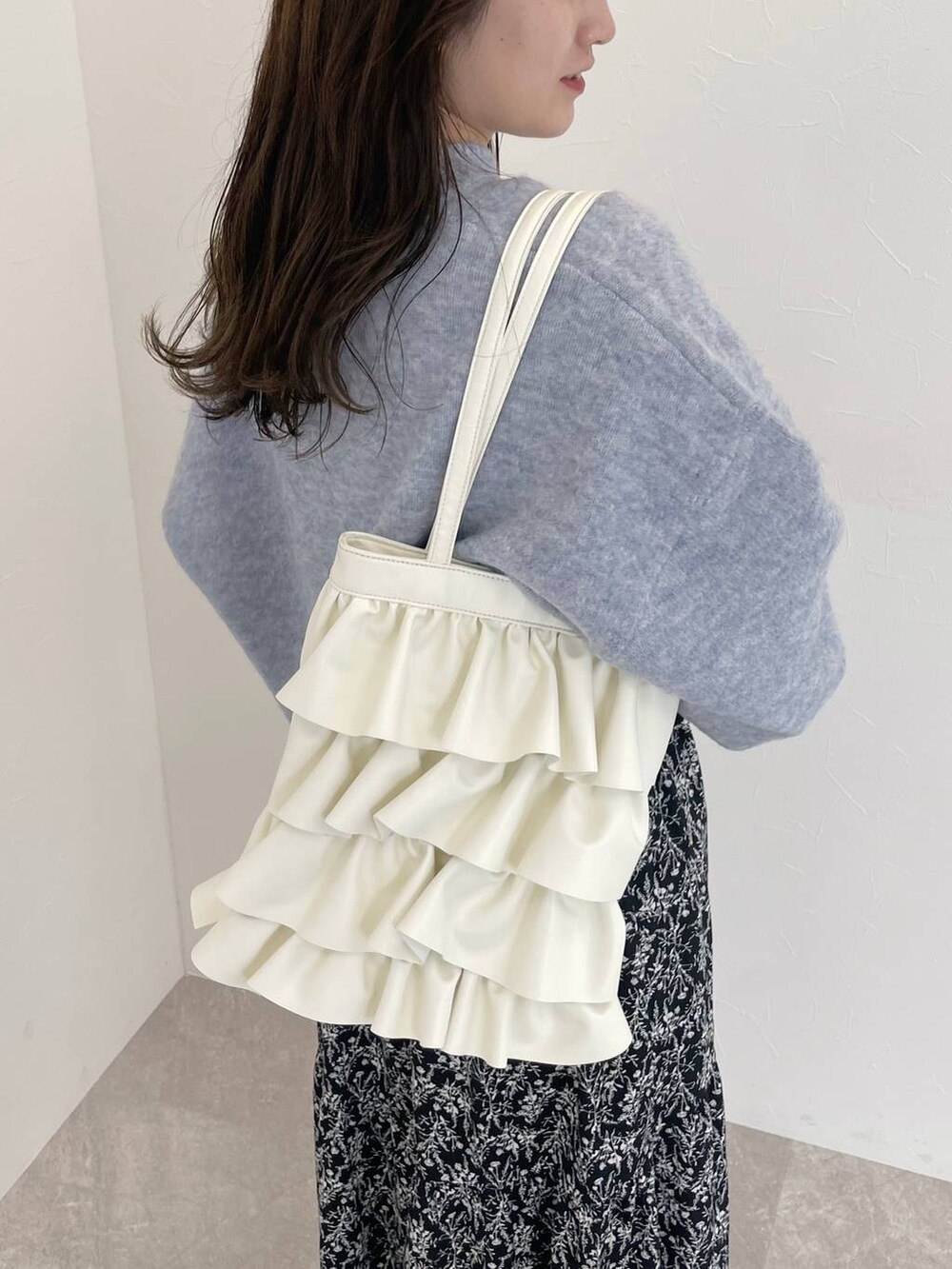 ホワイト系のブーツ、ブルー系のニット/セーター、ブラック系のワンピースを着用したレディースの秋コーディネートの5枚目の写真