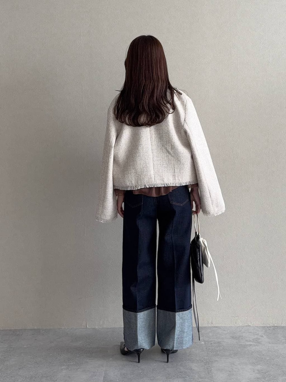 ブラック系のサンダル、ブラウン系のシャツ/ブラウス、ホワイト系のノーカラージャケットを着用したレディースの冬コーディネートの2枚目の写真