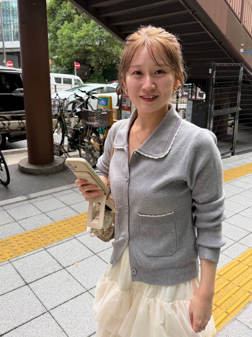 グレー系のニット/セーターを着用したレディースの秋コーディネートの4枚目の写真