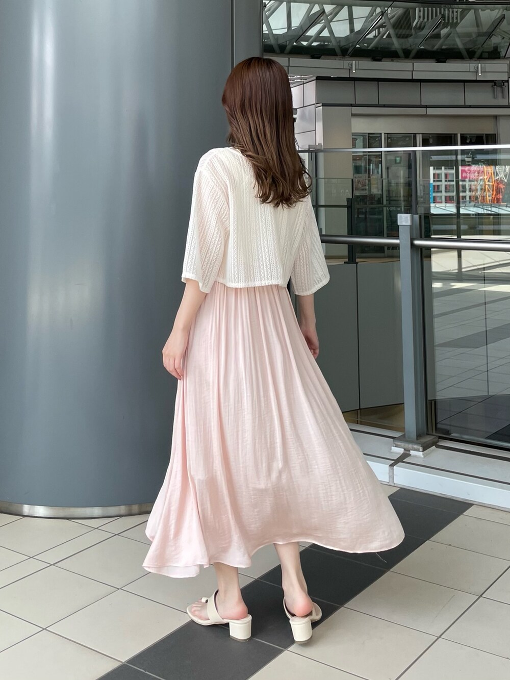 ホワイト系のカーディガン/ボレロ、ピンク系のショルダーバッグ、ホワイト系のサンダルを着用したレディースの春コーディネートの2枚目の写真