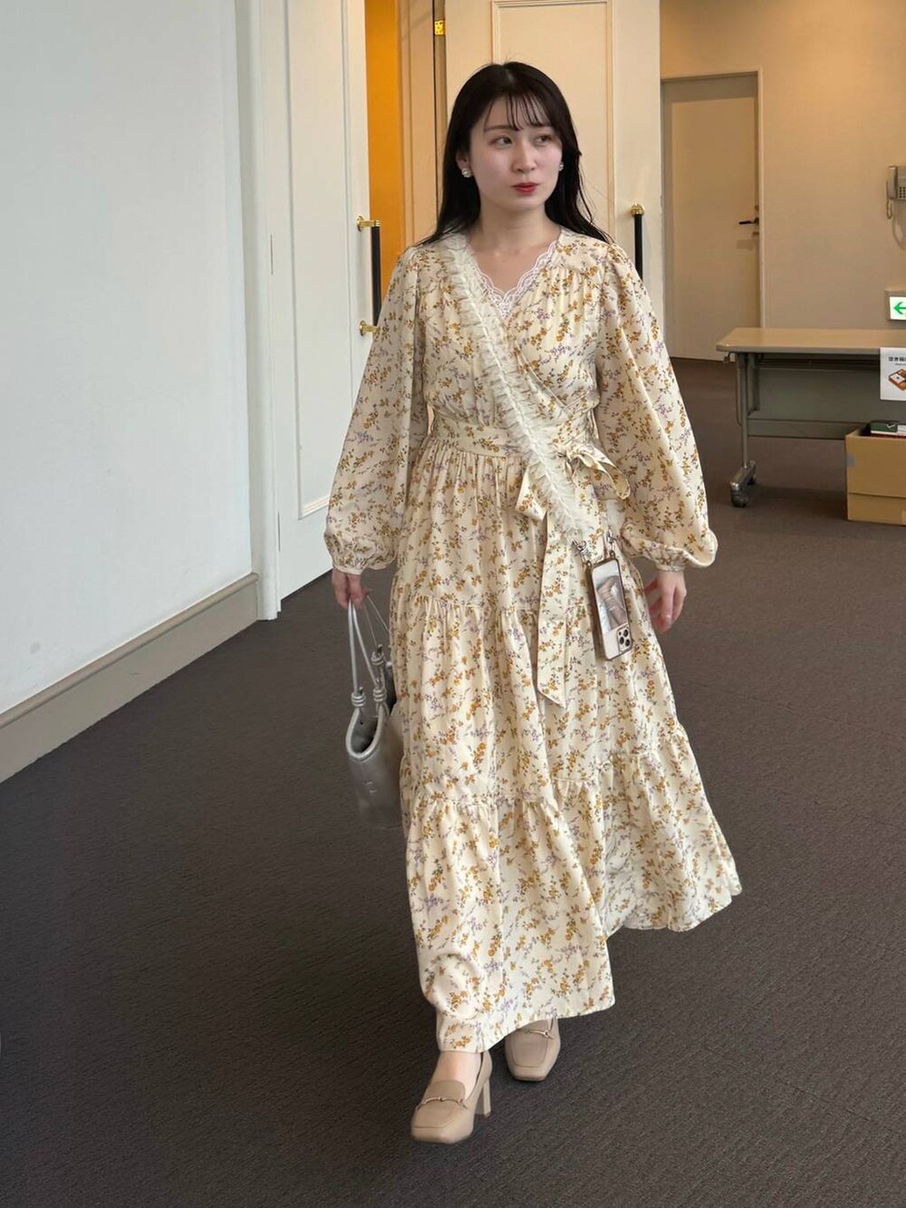 ホワイト系のタンクトップ、ホワイト系のワンピース、シルバー系のハンドバッグを着用したレディースの春コーディネートの2枚目の写真