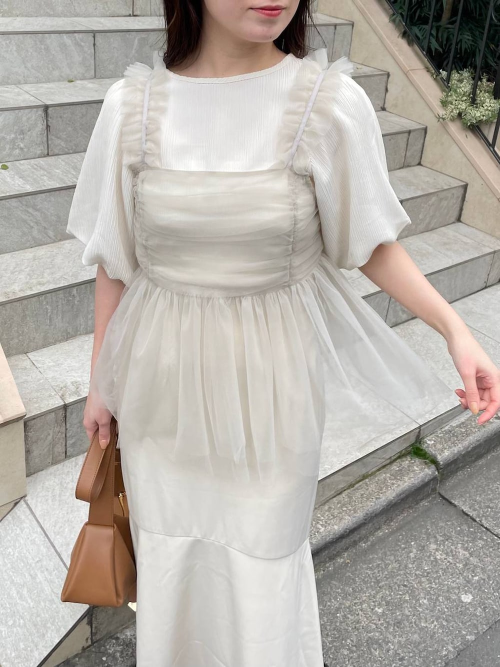 ホワイト系のキャミソール、ホワイト系のシャツ/ブラウス、ホワイト系のスカートを着用したレディースの春コーディネートの4枚目の写真