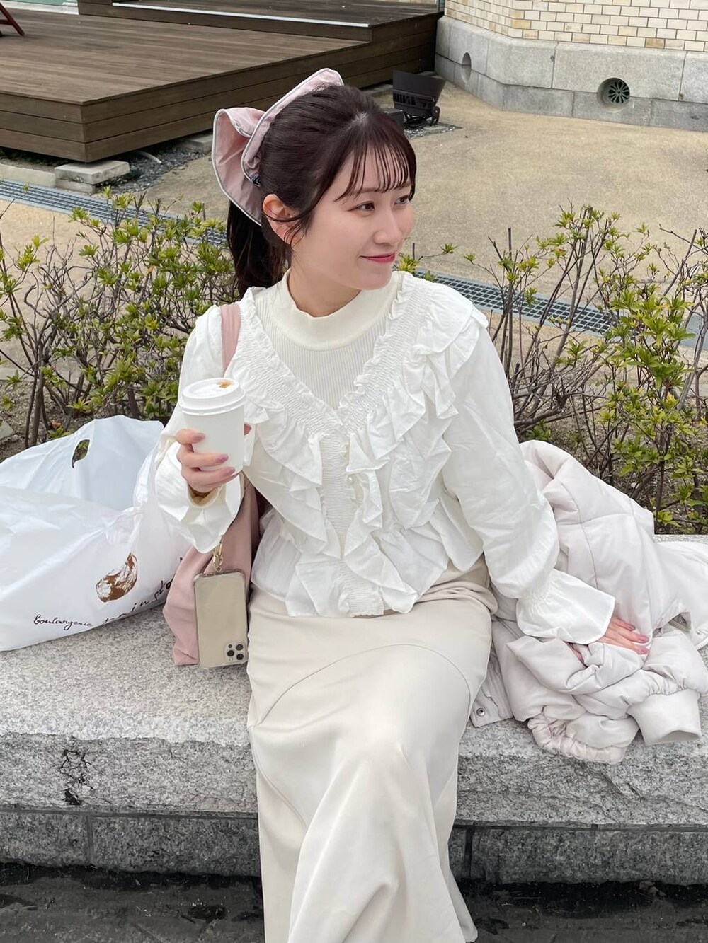 ホワイト系のシャツ/ブラウス、ホワイト系のブルゾン、ホワイト系のスカートを着用したレディースの冬コーディネートの3枚目の写真