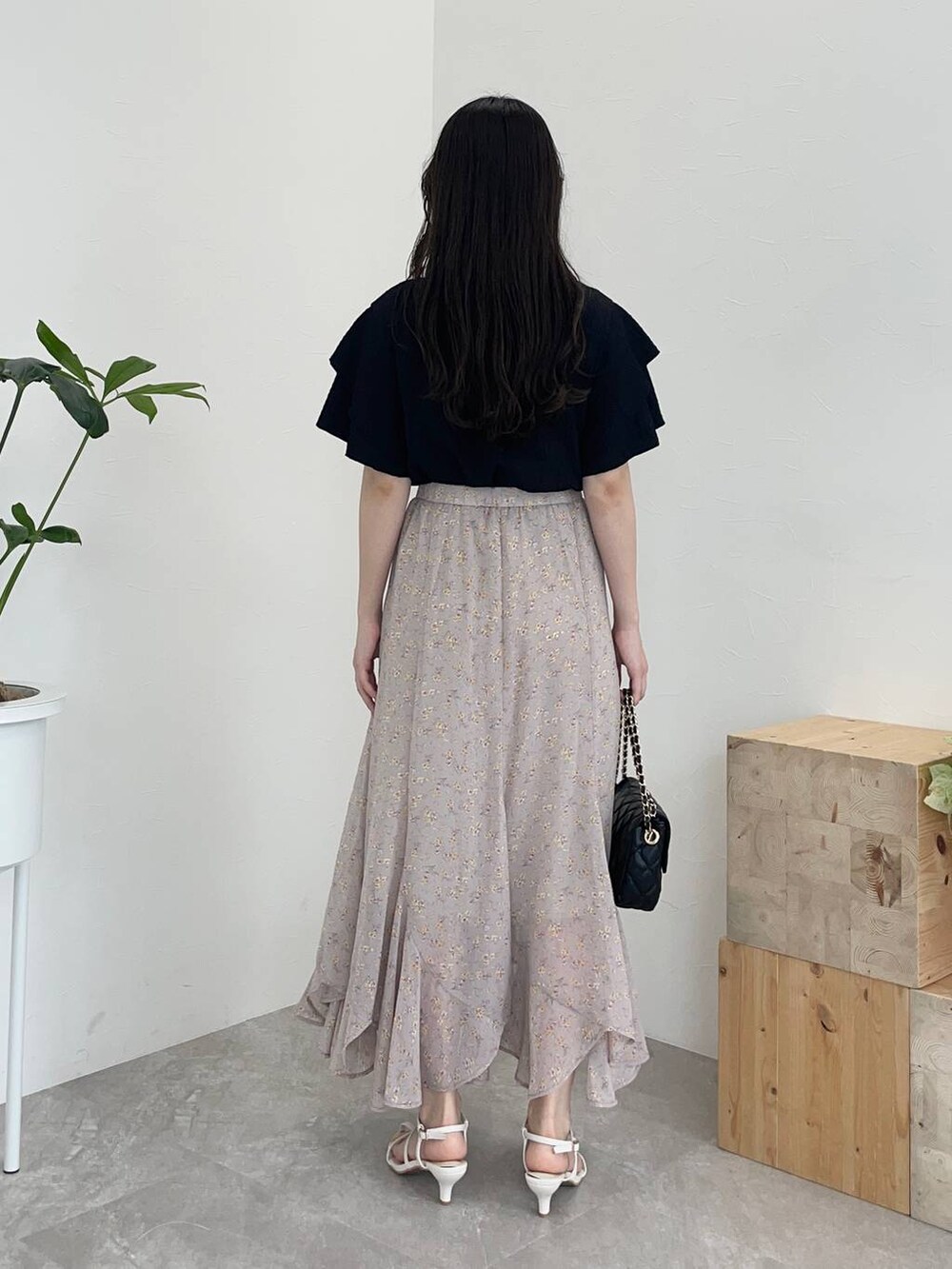 ブラック系のTシャツ/カットソー、ブラック系のショルダーバッグ、グレー系のスカートを着用したレディースの夏コーディネートの2枚目の写真