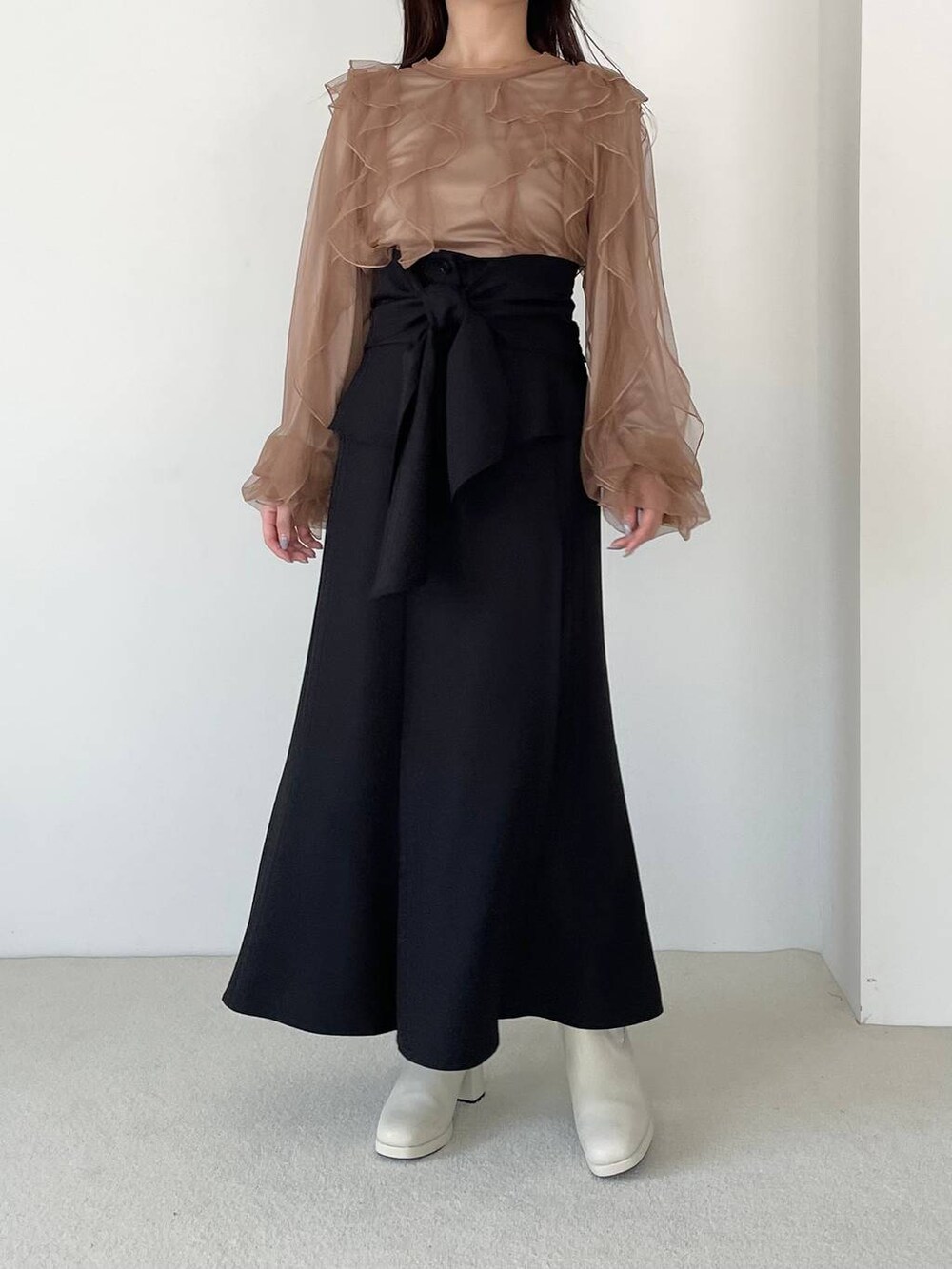 ホワイト系のブーツ、ベージュ系のシャツ/ブラウス、ホワイト系のショルダーバッグを着用したレディースの秋コーディネートの5枚目の写真