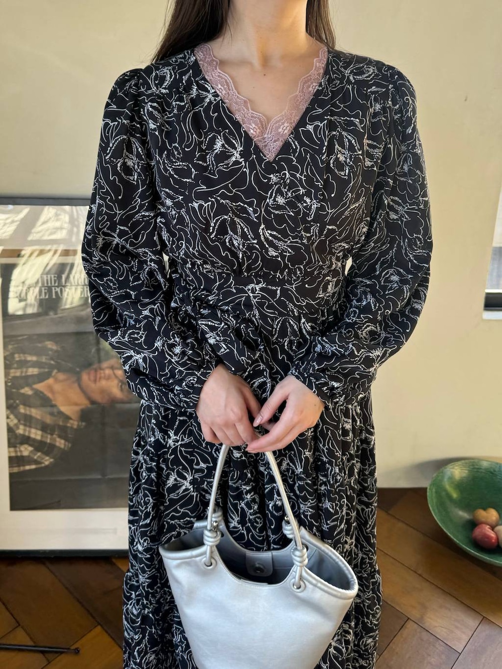 ブラック系のワンピース、ピンク系のタンクトップ、シルバー系のハンドバッグを着用したレディースの冬コーディネートの3枚目の写真