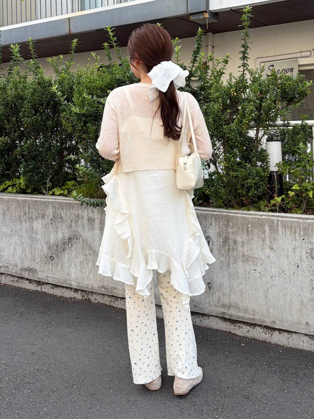 ホワイト系のその他パンツ、ホワイト系のチュニックを着用したレディースの夏コーディネートの3枚目の写真