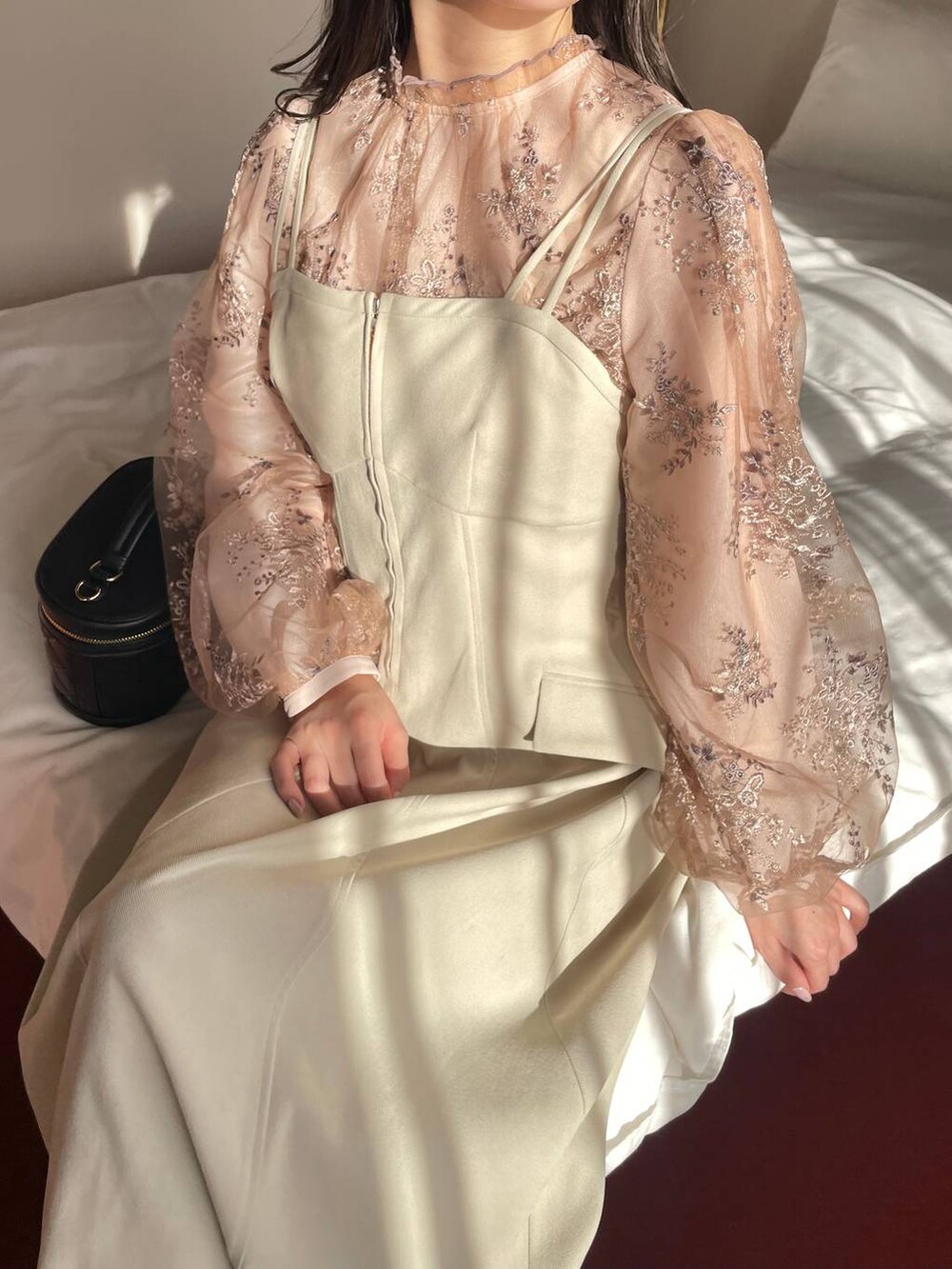 ホワイト系のワンピース、ブラック系のショルダーバッグ、ピンク系のシャツ/ブラウスを着用したレディースの冬コーディネートの3枚目の写真