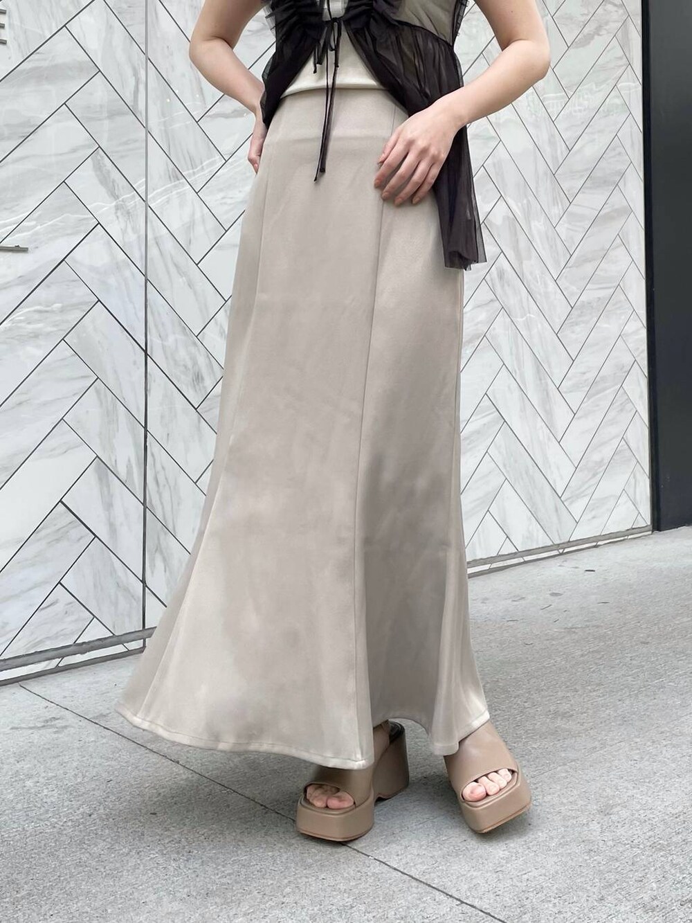 ホワイト系のキャミソール、ベージュ系のサンダル、ブラウン系のショルダーバッグを着用したレディースの夏コーディネートの5枚目の写真