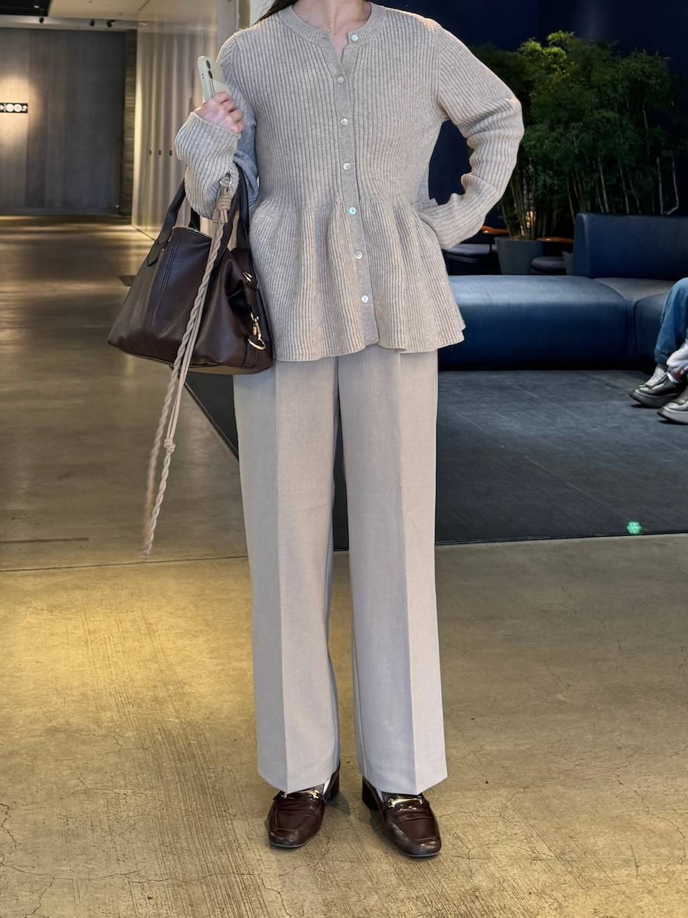 ブラウン系のボストンバッグ、ベージュ系のその他パンツ、ブラウン系のシュシュを着用したレディースの春コーディネートの2枚目の写真