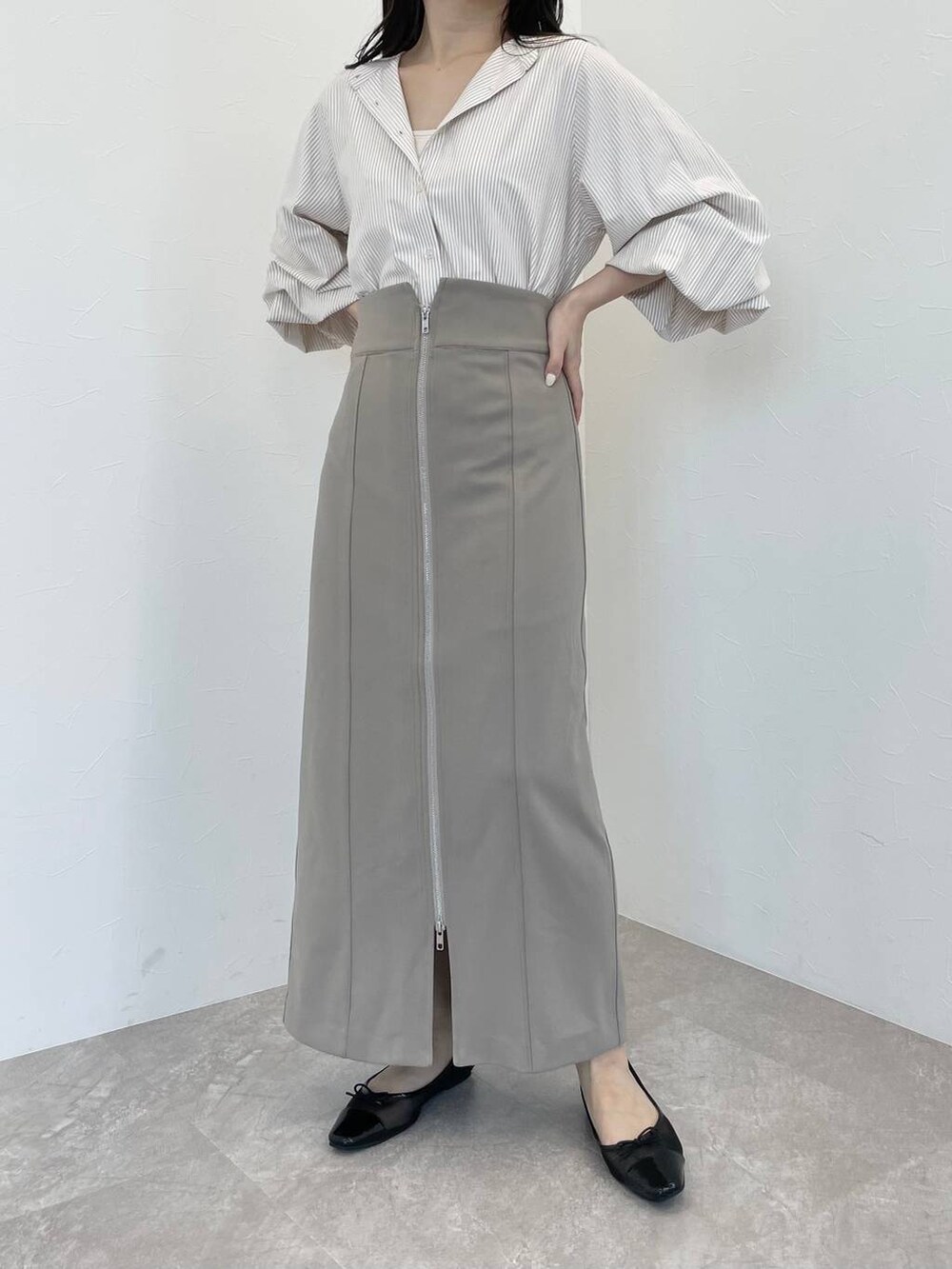 ブラック系のバレエシューズ、ベージュ系のシャツ/ブラウス、ブラウン系のショルダーバッグを着用したレディースの春コーディネートの4枚目の写真