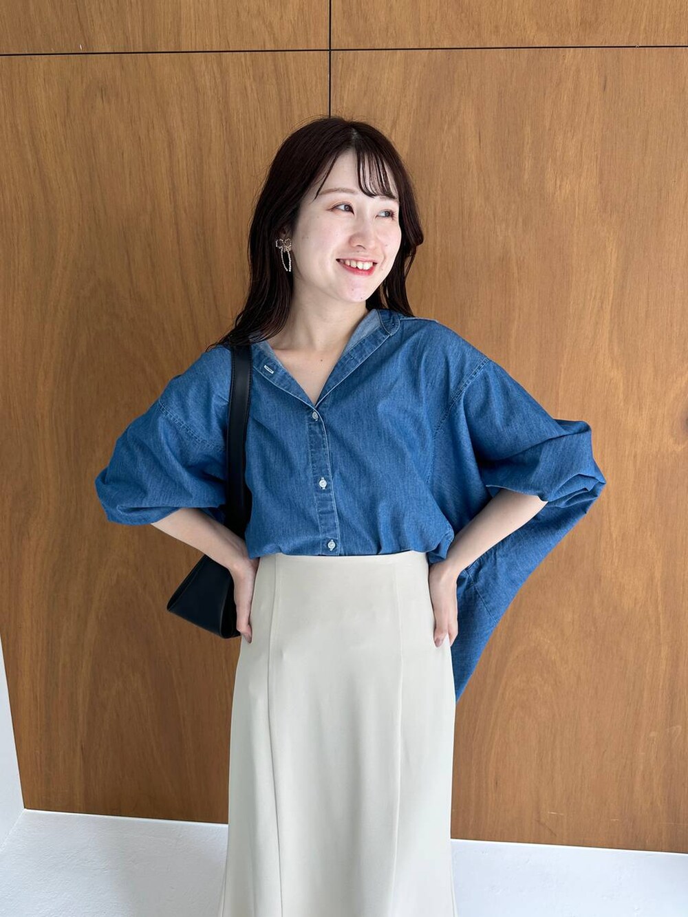 ブラック系のショルダーバッグ、ホワイト系のサンダル、ベージュ系のスカートを着用したレディースの夏コーディネートの3枚目の写真