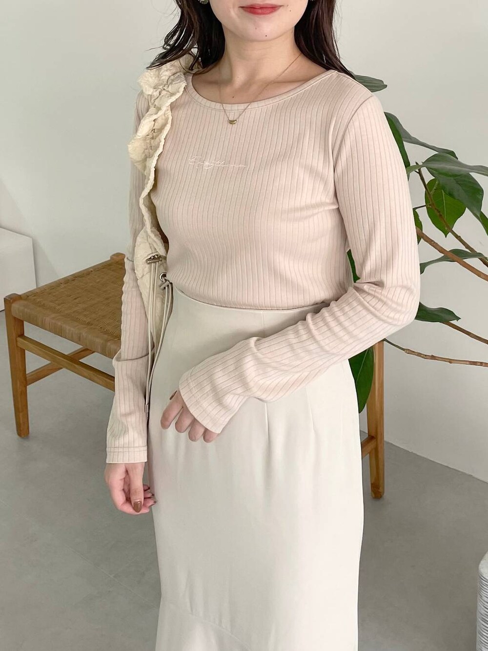 ホワイト系のハンドバッグ、ホワイト系のブーツ、ホワイト系のスカートを着用したレディースの秋コーディネートの4枚目の写真