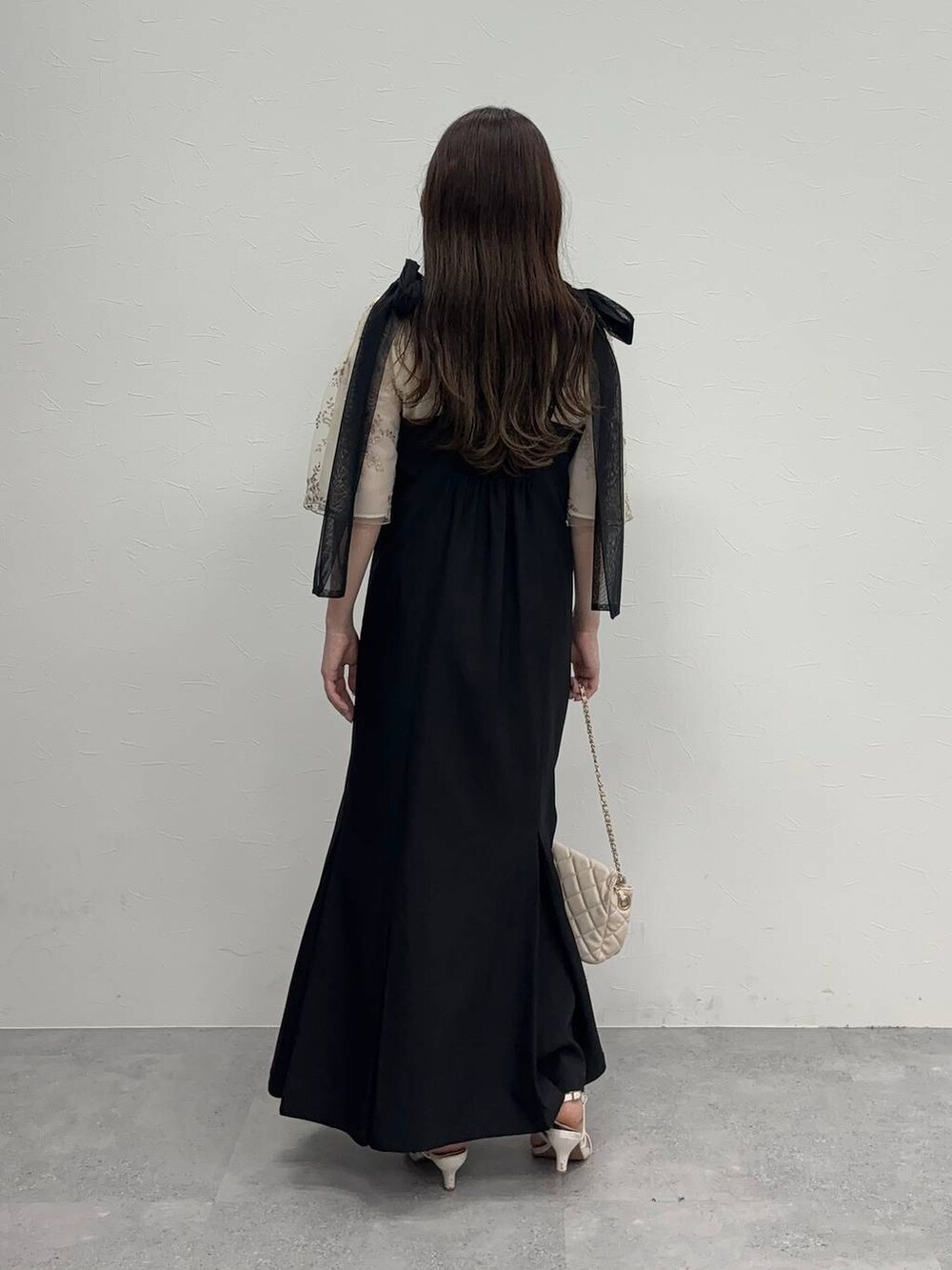 ホワイト系のシャツ/ブラウス、ホワイト系のショルダーバッグ、ホワイト系のサンダルを着用したレディースの夏コーディネートの2枚目の写真