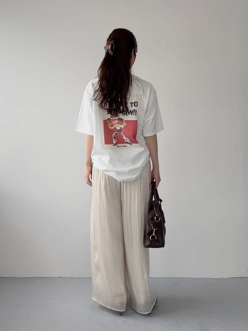 ホワイト系のその他パンツ、ホワイト系のTシャツ/カットソー、ブラウン系のボストンバッグを着用したレディースの夏コーディネートの2枚目の写真