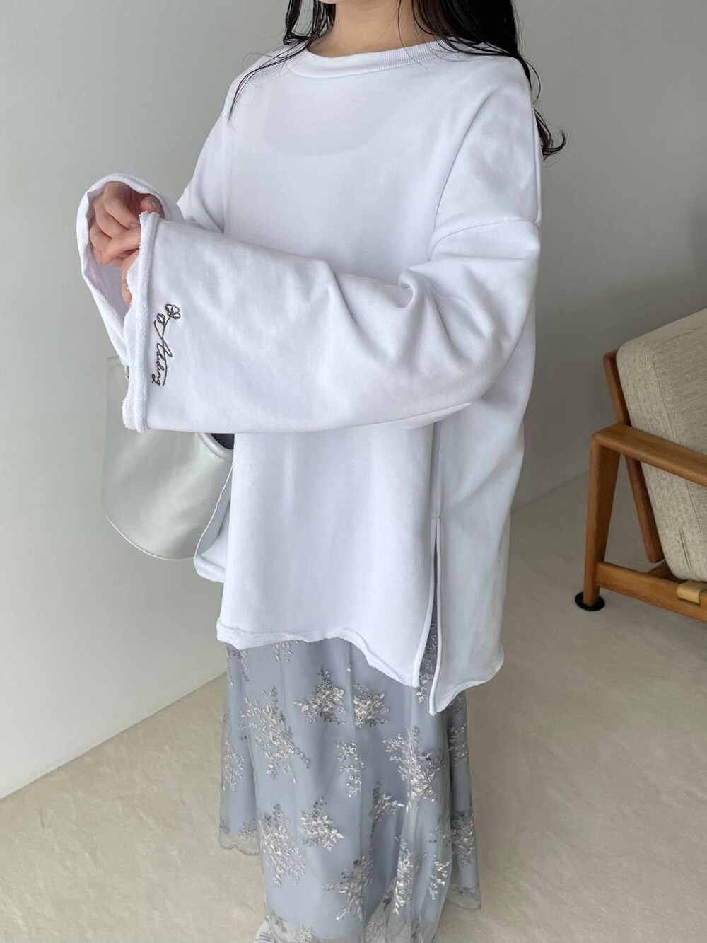 シルバー系のバレエシューズ、ホワイト系のスウェット、ブルー系のスカートを着用したレディースの春コーディネートの4枚目の写真