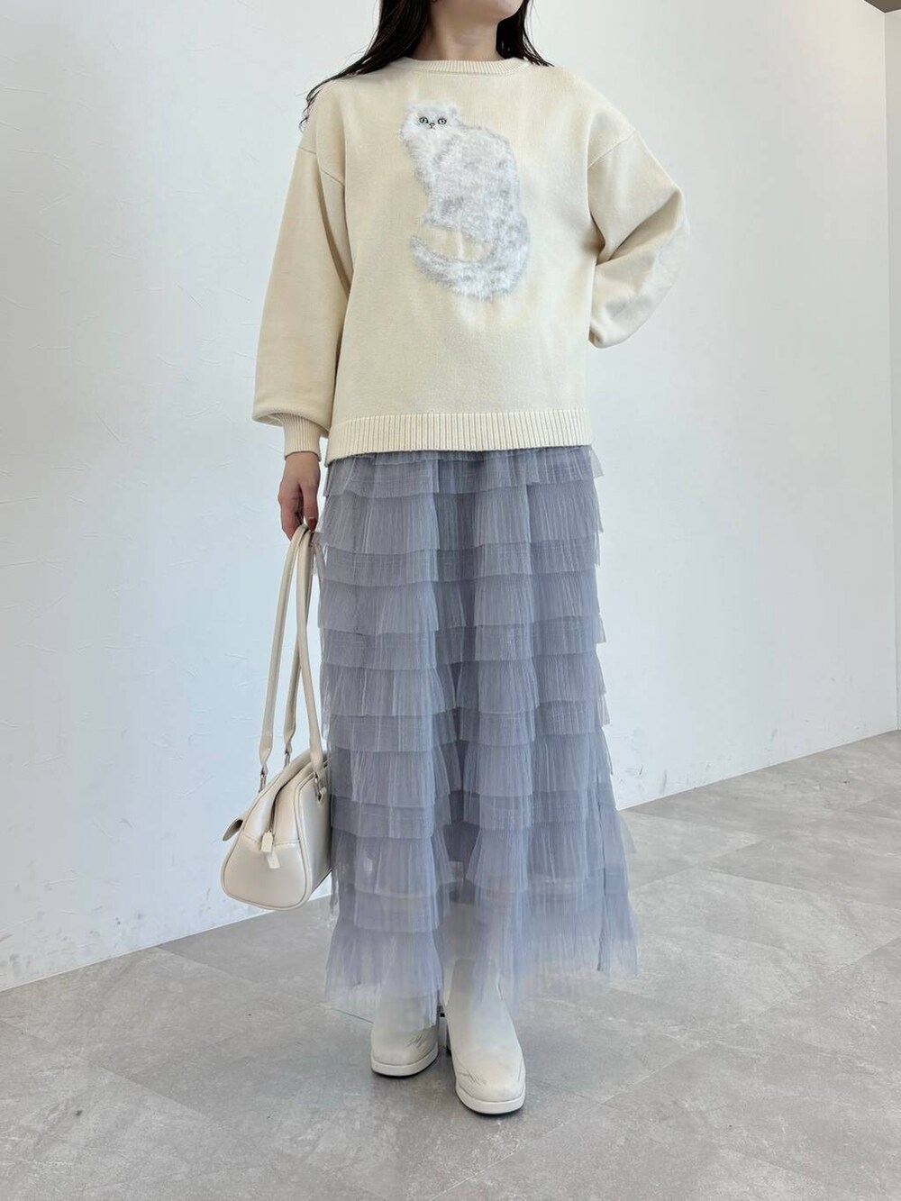 ホワイト系のブーツ、ホワイト系のハンドバッグ、グレー系のスカートを着用したレディースの秋コーディネートの3枚目の写真