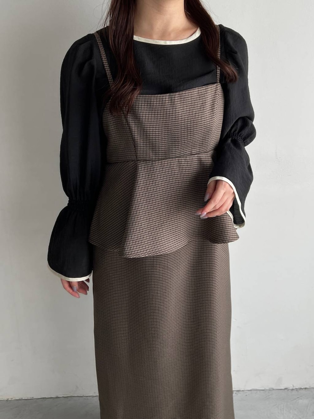 ホワイト系のブーツ、ホワイト系のショルダーバッグ、ブラウン系のワンピースを着用したレディースの冬コーディネートの3枚目の写真