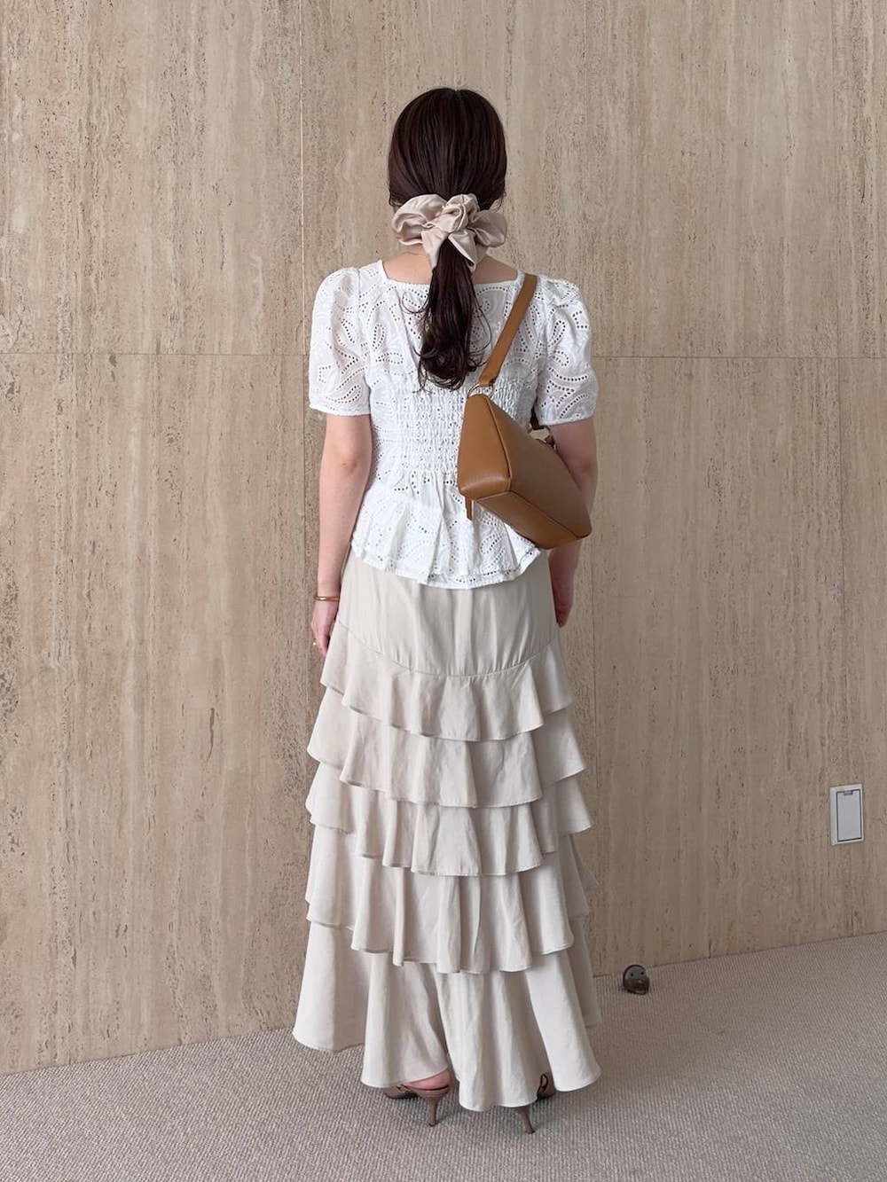 ブラウン系のサンダル、ホワイト系のシャツ/ブラウス、ベージュ系のスカートを着用したレディースの春コーディネートの2枚目の写真