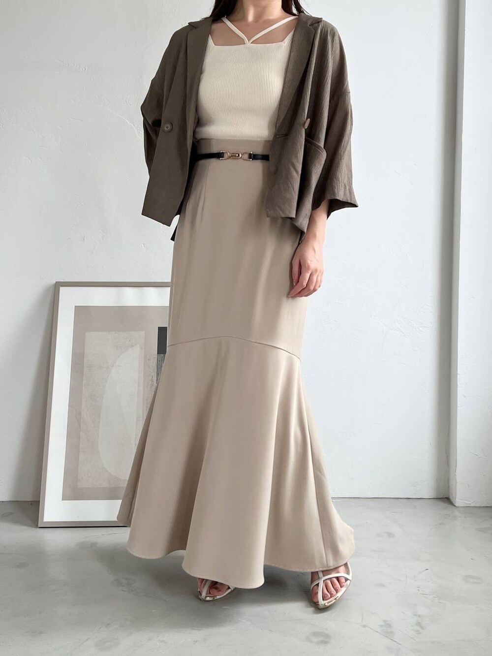 ブラック系のショルダーバッグ、ブラウン系のテーラードジャケット、ホワイト系のニット/セーターを着用したレディースの夏コーディネートの4枚目の写真