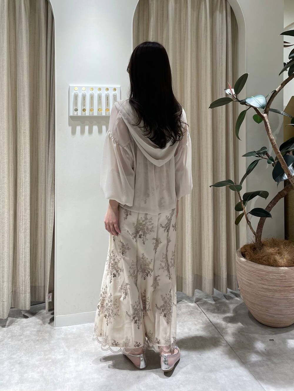 シルバー系のバレエシューズ、ホワイト系のタンクトップ、ホワイト系のパーカーを着用したレディースの春コーディネートの3枚目の写真