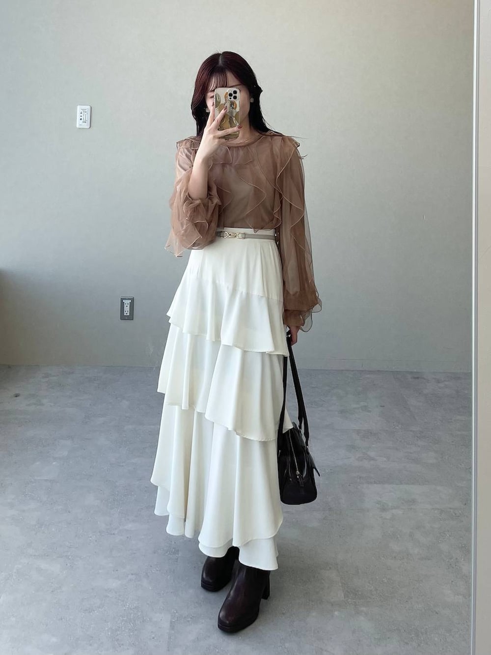 ブラウン系のブーツ、ベージュ系のシャツ/ブラウス、ホワイト系のスカートを着用したレディースの秋コーディネートの3枚目の写真