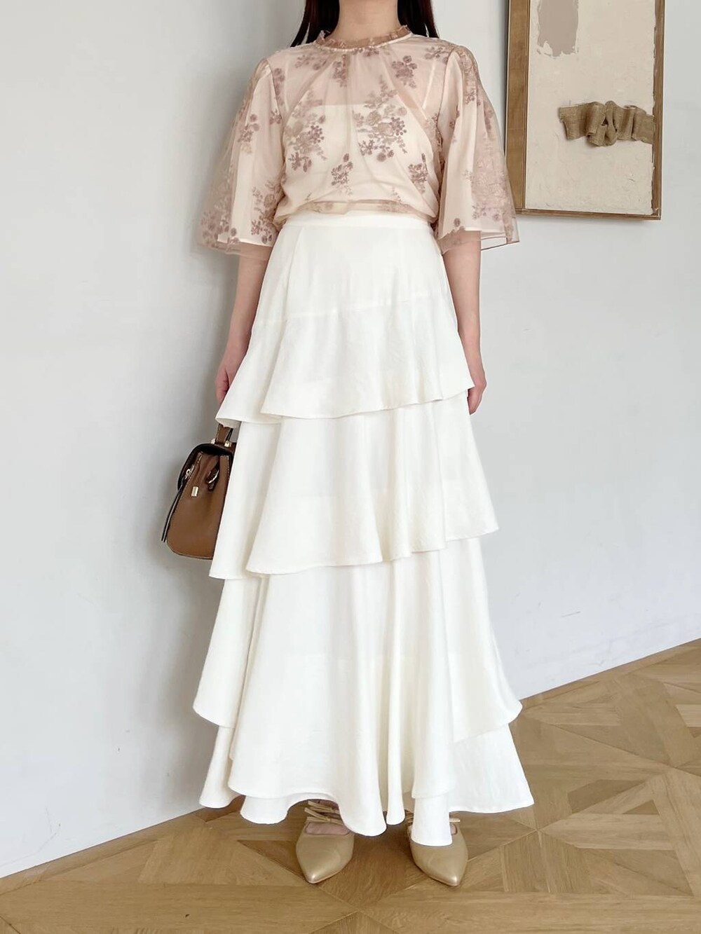 ホワイト系のスカート、ホワイト系のシャツ/ブラウス、ゴールド系のパンプスを着用したレディースの夏コーディネートの4枚目の写真