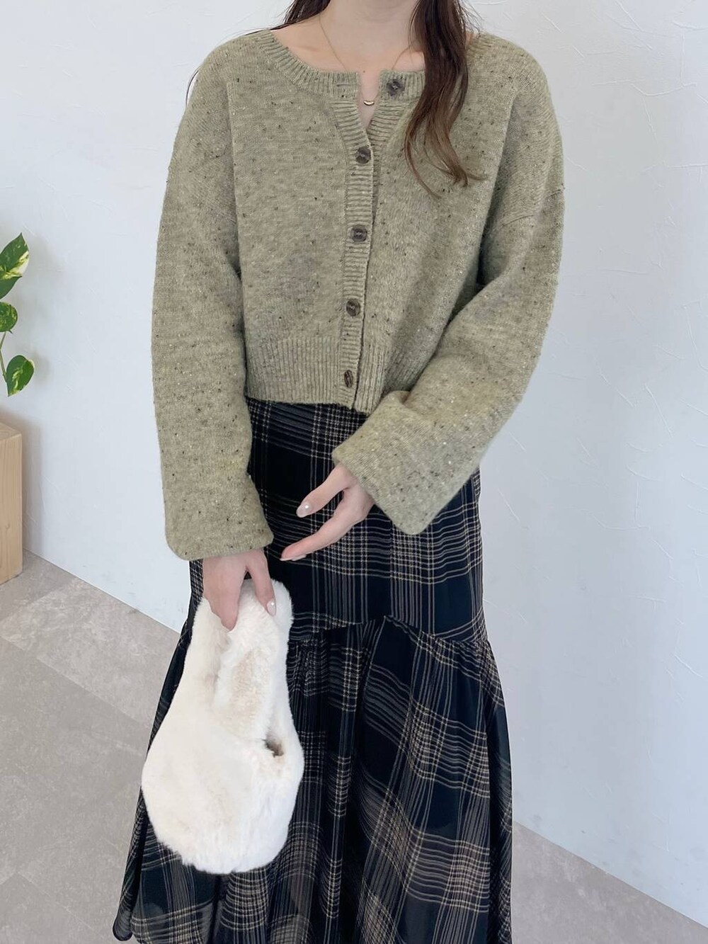 ブラック系のその他シューズ、グリーン系のカーディガン/ボレロ、ブラック系のスカートを着用したレディースの秋コーディネートの3枚目の写真