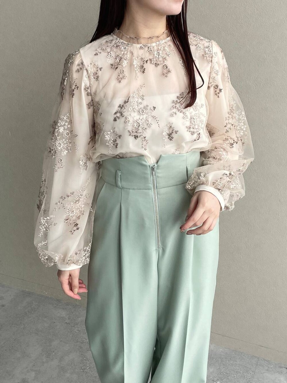 ホワイト系のシャツ/ブラウス、ホワイト系のブーツ、ホワイト系のショルダーバッグを着用したレディースの冬コーディネートの3枚目の写真