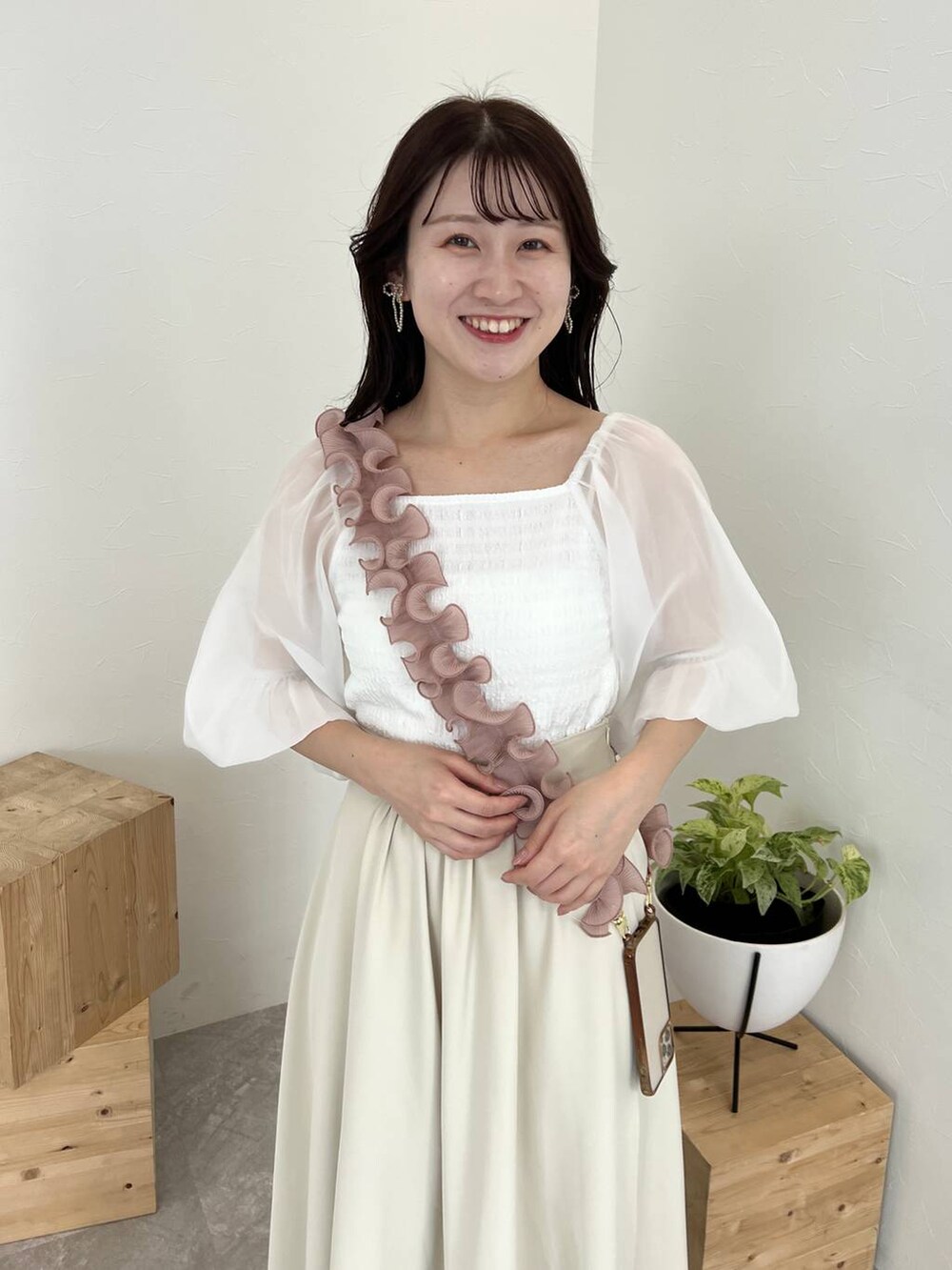 ホワイト系のTシャツ/カットソー、ホワイト系のスカート、ホワイト系のサンダルを着用したレディースの夏コーディネートの3枚目の写真