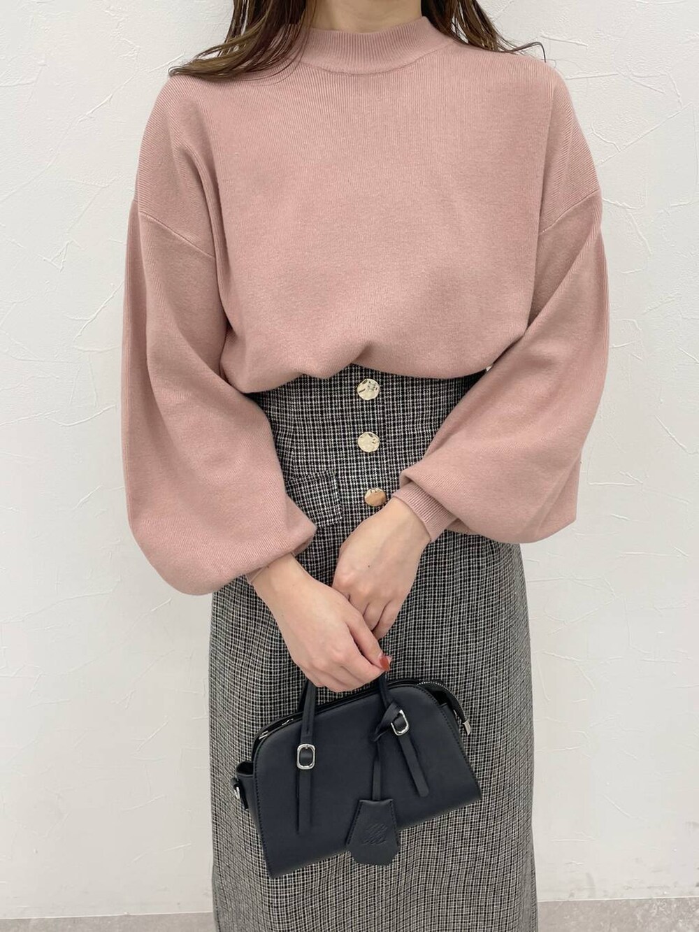 ブラック系のボストンバッグ、ホワイト系のその他シューズ、ピンク系のニット/セーターを着用したレディースの秋コーディネートの6枚目の写真